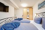 Schlafzimmer 2: Doppelbett (180 x 200), TV - FeWo Sandburg in PRORA - 9.01 - Top-Hundeurlaub