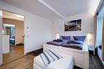 Schlafzimmer 3: Doppelbett (180 x 200) - FeWo Sandburg in PRORA - 9.01 - Top-Hundeurlaub