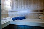 Badezimmer 1: Bad mit Regendusche, Haartrockner, WC, Sauna, Bidet - FeWo Sandburg in PRORA - 9.01 - Top-Hundeurlaub