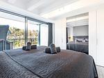 Schlafzimmer 1: Doppelbett (180 x 200), Insektenschutz, Balkon mit Strandkorb, Ostseeblick - FeWo Pontos in PRORA - 4.35 - Top-Hundeurlaub