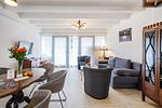Wohnzimmer: Sofa, TV, Zugang zur Terrasse - FeWo Ostsee Bernstein in PRORA - 5.01 - Top-Hundeurlaub