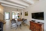 Wohnzimmer: Sofa, TV, Zugang zur Terrasse - FeWo Ostsee Bernstein in PRORA - 5.01 - Top-Hundeurlaub