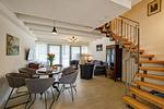 Wohnzimmer: Sofa, TV, Zugang zur Terrasse - FeWo Ostsee Bernstein in PRORA - 5.01 - Top-Hundeurlaub
