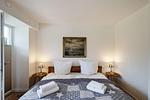 Schlafzimmer 1: 1 Doppelbett (180x200), TV, Zugang zum Balkon - FeWo Ostsee Bernstein in PRORA - 5.01 - Top-Hundeurlaub