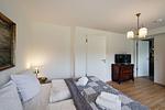 Schlafzimmer 1: 1 Doppelbett (180x200), TV, Zugang zum Balkon - FeWo Ostsee Bernstein in PRORA - 5.01 - Top-Hundeurlaub