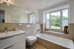 Badezimmer 1: Badezimmer mit Dusche und Badewanne, Haartrockner - FeWo Ostsee Bernstein in PRORA - 5.01 - Top-Hundeurlaub