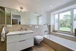 Badezimmer 1: Badezimmer mit Dusche und Badewanne, Haartrockner - FeWo Ostsee Bernstein in PRORA - 5.01 - Top-Hundeurlaub