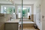 Badezimmer 1: Badezimmer mit Dusche und Badewanne, Haartrockner - FeWo Ostsee Bernstein in PRORA - 5.01 - Top-Hundeurlaub