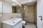 Badezimmer 2: Badezimmer mit Dusche, Haartrockner - FeWo Ostsee Bernstein in PRORA - 5.01 - Top-Hundeurlaub