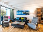 Wohn/Essbereich: Schlafsofa (140x190), Sitzbereich, Essbereich, TV, Zugang zum Balkon - FeWo Loft Sturmmöwe in PRORA - 4.12 - Top-Hundeurlaub