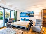 Wohn/Essbereich: Schlafsofa (140x190), Sitzbereich, Essbereich, TV, Zugang zum Balkon - FeWo Loft Sturmmöwe in PRORA - 4.12 - Top-Hundeurlaub