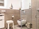 Badezimmer 1: Regendusche, WC, Haartrockner - FeWo Loft Sturmmöwe in PRORA - 4.12 - Top-Hundeurlaub