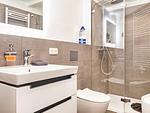 Badezimmer 2: Regendusche, WC, Haartrockner - FeWo Loft Sturmmöwe in PRORA - 4.12 - Top-Hundeurlaub