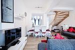 Wohn- /Essbereich: Couch, Schlafsofa, TV , Essbereich, Zugang zur Terrasse - FeWo Seepferdchen in PRORA - 9.07 - Top-Hundeurlaub