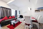 Wohn- /Essbereich: Couch, Schlafsofa, TV , Essbereich, Zugang zur Terrasse - FeWo Seepferdchen in PRORA - 9.07 - Top-Hundeurlaub
