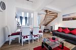 Wohn- /Essbereich: Couch, Schlafsofa, TV , Essbereich, Zugang zur Terrasse - FeWo Seepferdchen in PRORA - 9.07 - Top-Hundeurlaub