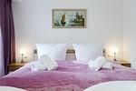 Schlafzimmer 1: Doppelbett (160x200), TV, Zugang zum Balkon - FeWo Seepferdchen in PRORA - 9.07 - Top-Hundeurlaub