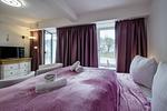 Schlafzimmer 1: Doppelbett (160x200), TV, Zugang zum Balkon - FeWo Seepferdchen in PRORA - 9.07 - Top-Hundeurlaub