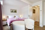 Schlafzimmer 2: Doppelbett (160x200), TV - FeWo Seepferdchen in PRORA - 9.07 - Top-Hundeurlaub