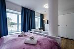 Schlafzimmer 2: Doppelbett (160x200), TV - FeWo Seepferdchen in PRORA - 9.07 - Top-Hundeurlaub