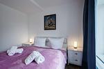 Schlafzimmer 2: Doppelbett (160x200), TV - FeWo Seepferdchen in PRORA - 9.07 - Top-Hundeurlaub