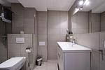 Badezimmer: Regendusche, Haartrockner, WC - FeWo Seepferdchen in PRORA - 9.07 - Top-Hundeurlaub