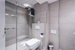 Badezimmer: Regendusche, Haartrockner, WC - FeWo Seepferdchen in PRORA - 9.07 - Top-Hundeurlaub