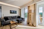 Wohnzimmer: Sofa, TV, Zugang zum Balkon - FeWo Se(e)hnsucht in PRORA - 9.32 - Top-Hundeurlaub
