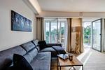 Wohnzimmer: Sofa, TV, Zugang zum Balkon - FeWo Se(e)hnsucht in PRORA - 9.32 - Top-Hundeurlaub