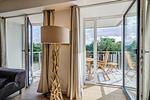 Wohnzimmer: Sofa, TV, Zugang zum Balkon - FeWo Se(e)hnsucht in PRORA - 9.32 - Top-Hundeurlaub