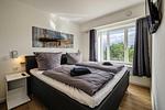 Schlafzimmer 1: Boxspringbett (180 x 200), TV, Kleiderschrank - FeWo Se(e)hnsucht in PRORA - 9.32 - Top-Hundeurlaub