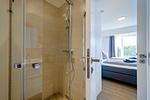 Badezimmer: Regendusche, WC, Haartrockner - FeWo Se(e)hnsucht in PRORA - 9.32 - Top-Hundeurlaub