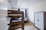 Schlafzimmer 2: Etagenbett und Einzelbett (je 90 x 200 cm), kleiner Schrank - FeWo Se(e)hnsucht in PRORA - 9.32 - Top-Hundeurlaub