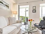 Wohnzimmer: Sofa, TV, Zugang zum Balkon - FeWo Seeblick in PRORA - 2.54 - Top-Hundeurlaub