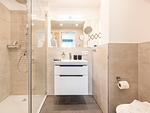 Badezimmer 1: Regendusche, WC, Haartrockner - FeWo Seeblick in PRORA - 2.54 - Top-Hundeurlaub