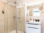 Badezimmer 1: Regendusche, WC, Haartrockner - FeWo Seeblick in PRORA - 2.54 - Top-Hundeurlaub