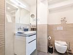 Badezimmer 1: Regendusche, WC, Haartrockner - FeWo Seeblick in PRORA - 2.54 - Top-Hundeurlaub