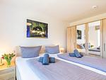 Schlafzimmer 1: Doppelbett (180 x 200), TV, Insektenschutz, Raffrollos als Sichtschutz - FeWo Seeigel in PRORA - 6.34 - Top-Hundeurlaub