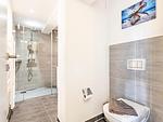 Badezimmer: Regendusche, WC, Haartrockner - FeWo Seeigel in PRORA - 6.34 - Top-Hundeurlaub
