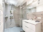 Badezimmer: Regendusche, WC, Haartrockner - FeWo Seeigel in PRORA - 6.34 - Top-Hundeurlaub