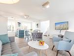 Wohnzimmer: Sofa, TV, Zugang zum Balkon und Dachterrasse - FeWo Meerblick in PRORA - 2.55 - Top-Hundeurlaub