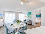Wohnzimmer: Sofa, TV, Zugang zum Balkon und Dachterrasse - FeWo Meerblick in PRORA - 2.55 - Top-Hundeurlaub
