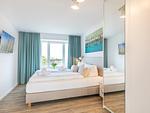 Schlafzimmer 1: Doppelbett (180x200), Kleiderschrank, TV - FeWo Meerblick in PRORA - 2.55 - Top-Hundeurlaub