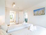 Schlafzimmer 1: Doppelbett (180x200), Kleiderschrank, TV - FeWo Meerblick in PRORA - 2.55 - Top-Hundeurlaub