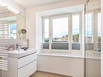 Badezimmer 1: Regendusche, WC, Haartrockner - FeWo Meerblick in PRORA - 2.55 - Top-Hundeurlaub