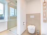 Badezimmer 1: Regendusche, WC, Haartrockner - FeWo Meerblick in PRORA - 2.55 - Top-Hundeurlaub