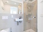 Badezimmer 2: Regendusche, WC, Haartrockner - FeWo Meerblick in PRORA - 2.55 - Top-Hundeurlaub