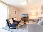 Wohn-/Essbereich: Couchtisch, 2 Sessel, Schlafcouch (150x200), Essbereich, TV - FeWo Sonnenschein in PRORA / Indoorpool - Top-Hundeurlaub