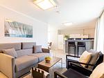 Wohn-/Essbereich: Couchtisch, 2 Sessel, Schlafcouch (150x200), Essbereich, TV - FeWo Sonnenschein in PRORA / Indoorpool - Top-Hundeurlaub