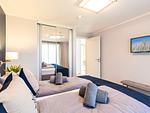 Schlafzimmer 1: Doppelbett (180x200), TV, Kleiderschrank - FeWo Sonnenschein in PRORA / Indoorpool - Top-Hundeurlaub